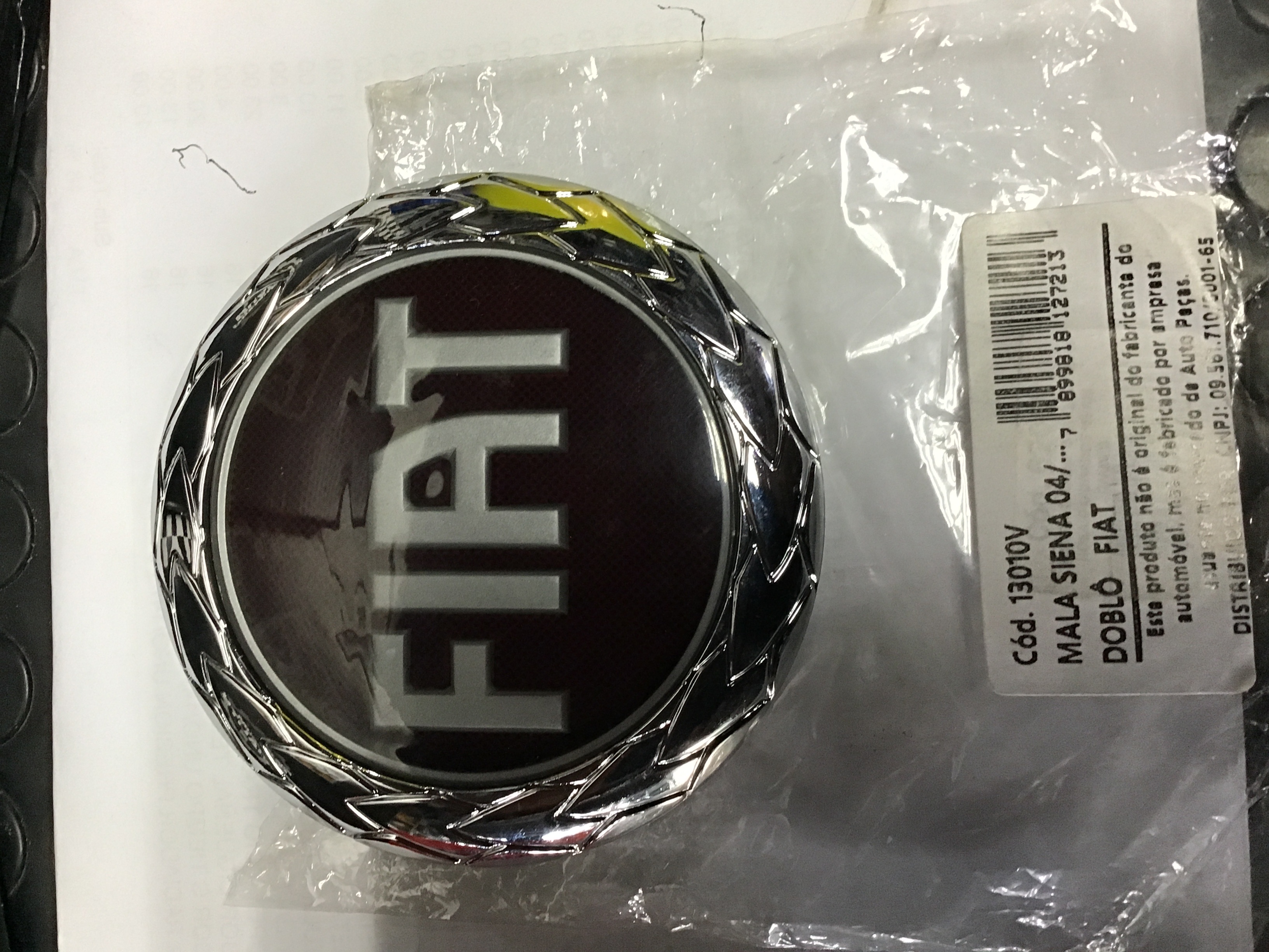 EMBLEMA  MALETA "FIAT" VINO TINTO 95mm