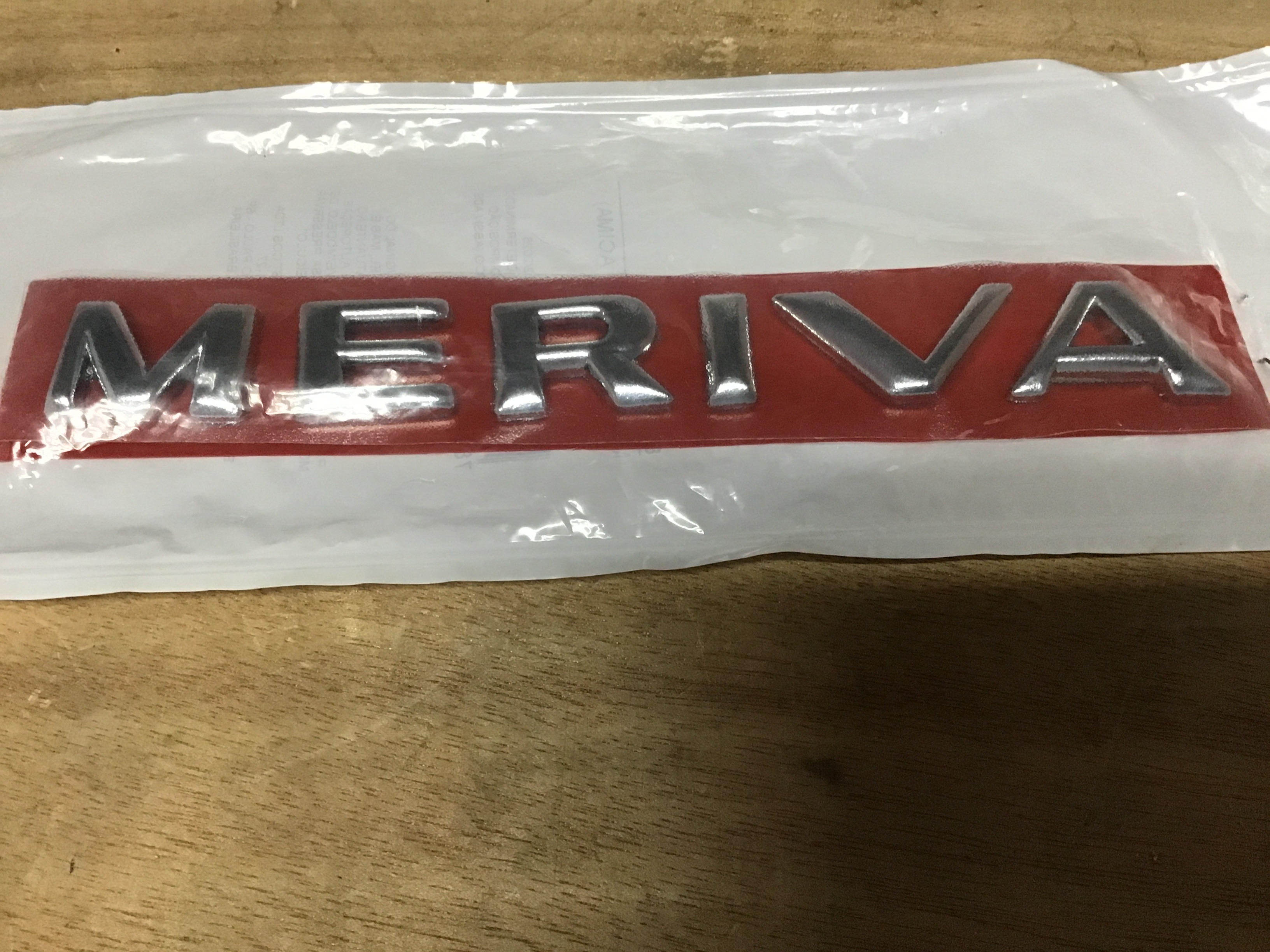 EMBLEMA ¨MERIVA¨CROMADO DE MALETA CHEVROLET MERIVA TODOS
