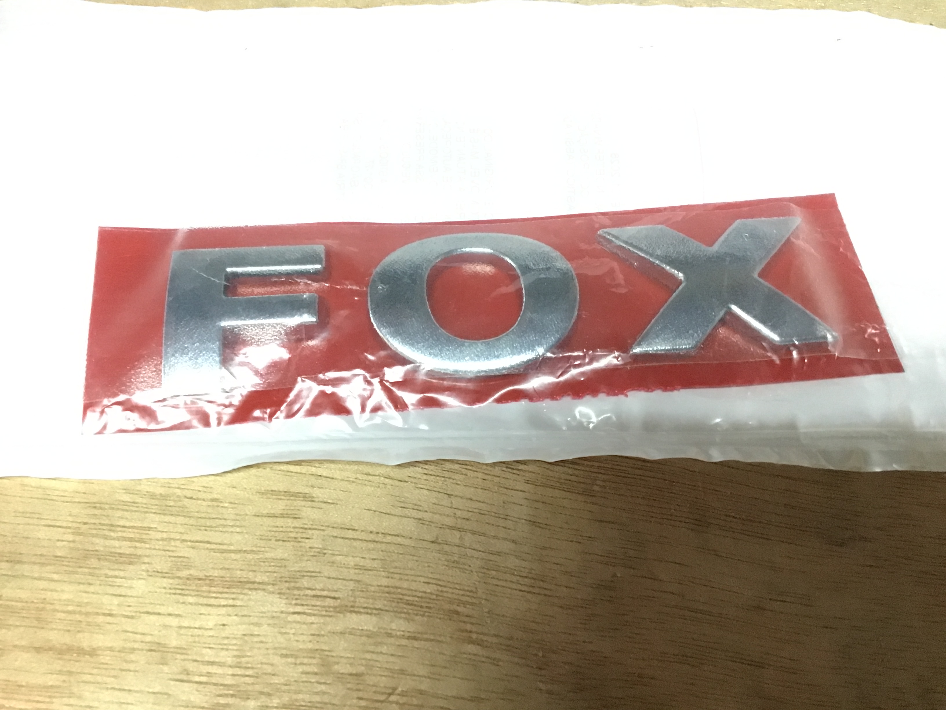 EMBLEMA ¨FOX¨CROMADO DE MALETA VOLKSWAGEN FOX TODOS