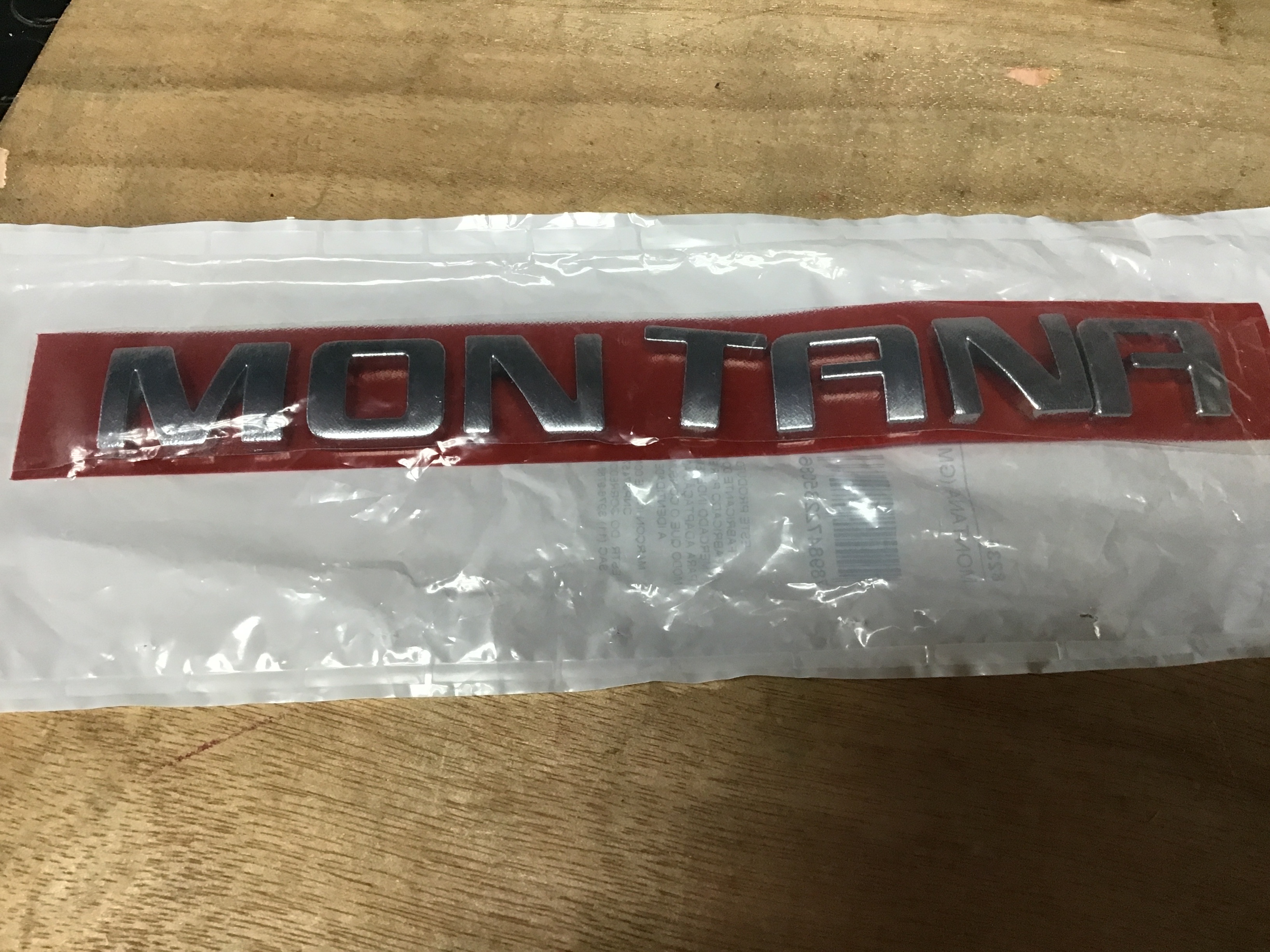 EMBLEMA ¨MONTANA¨CROMADO DE MALETA CHEVROLET MONTANA TODOS